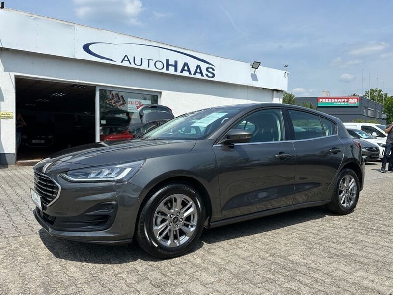 Grau Gebraucht 2023 Ford Focus Titanium Limousine | 19.890 € (Superpreis) - Bild 1/4