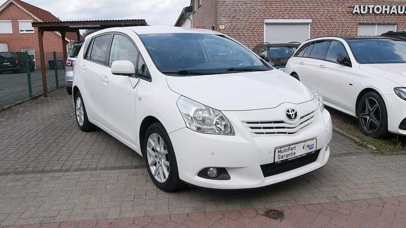 Gebraucht Toyota Verso Travel 147 PS (108 kW) 2012 Weiß Van / Kleinbus