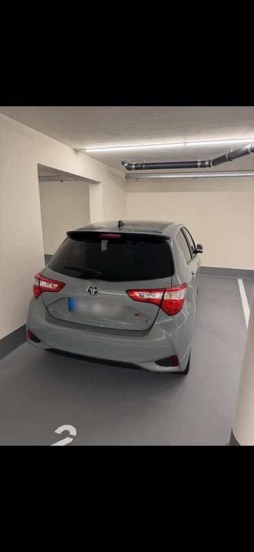 Grau Gebraucht 2019 Toyota Yaris Hybrid Kleinwagen | 16.850 € (Fairer Preis) - Bild 1/2