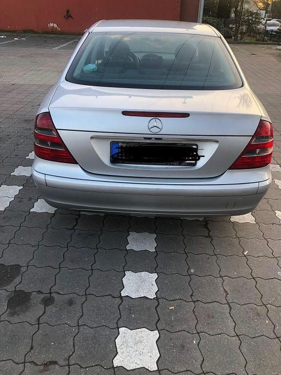 Gebraucht Mercedes E220 Classic 150 PS (110 kW) 2002 Silber Limousine