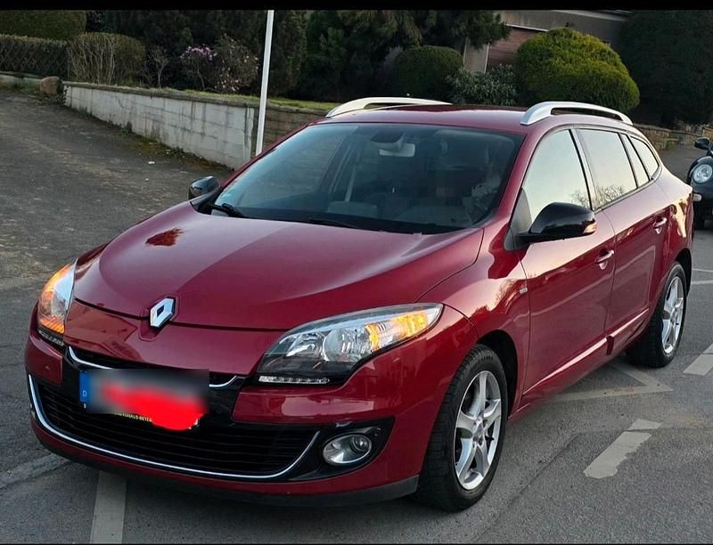 Rot Gebraucht 2012 Renault Mégane III Bose Edition Kombi | 5.799 € (Fairer Preis) - Bild 1/1
