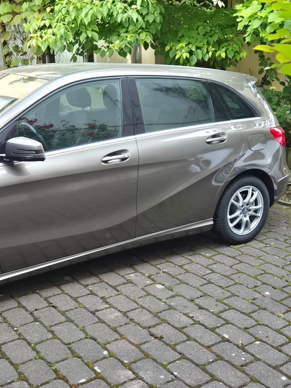 Grau Gebraucht 2012 Mercedes B180 Edition 1 Van / Kleinbus | 12.300 € (Superpreis) - Bild 1/4