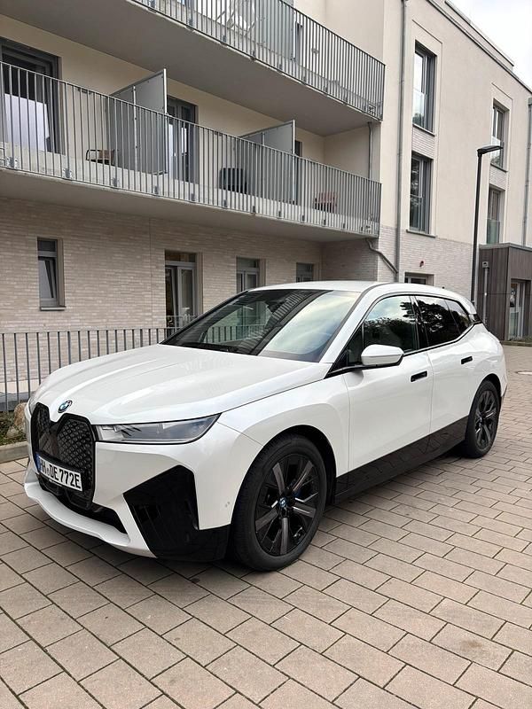 Weiß Gebraucht 2023 BMW iX M Sport SUV | 45.500 € (Superpreis) - Bild 1/4