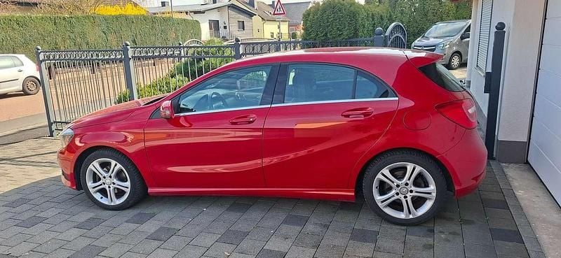 Gebraucht Mercedes A180 109 PS (80 kW) 2014 Jupiterrot  unilack Limousine