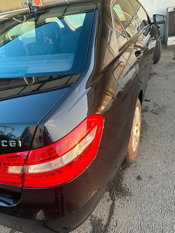 Second-hand Mercedes E200 184 CP (135 kW) 2010 Negru Berlinǎ