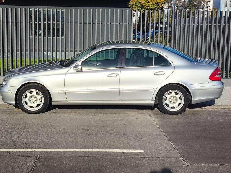 Silber Gebraucht 2004 Mercedes E200 Classic Limousine | 6.999 € (Fairer Preis) - Bild 1/4