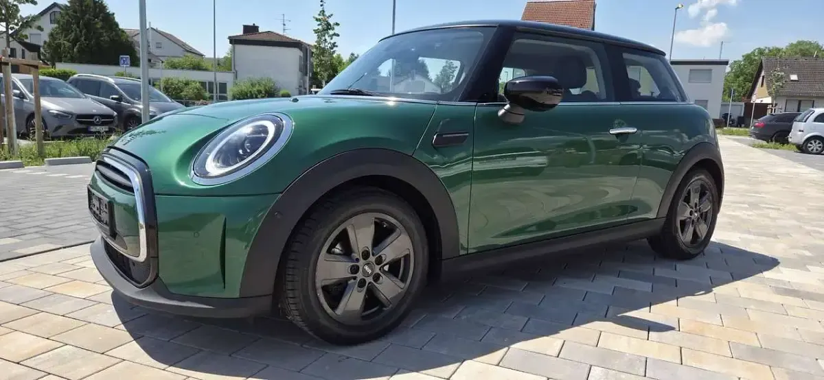Gebraucht Mini Cooper 136 PS (100 kW) 2022 British racing green iv metall Kleinwagen