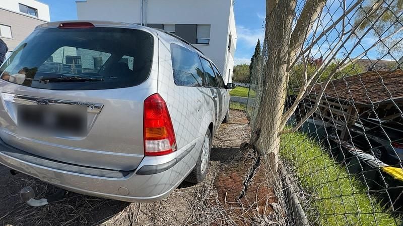 Gebraucht Ford Focus 100 PS (73 kW) 2004 Silber Kombi