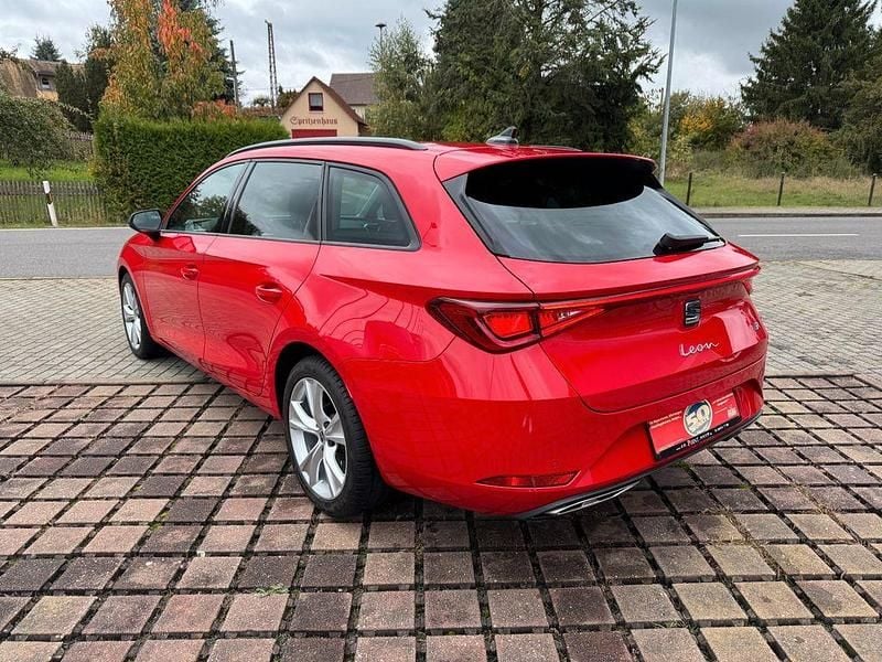 Używany Seat Leon FR 110 KM (80 kW) 2024 Czerwony Sedan/Limuzyna