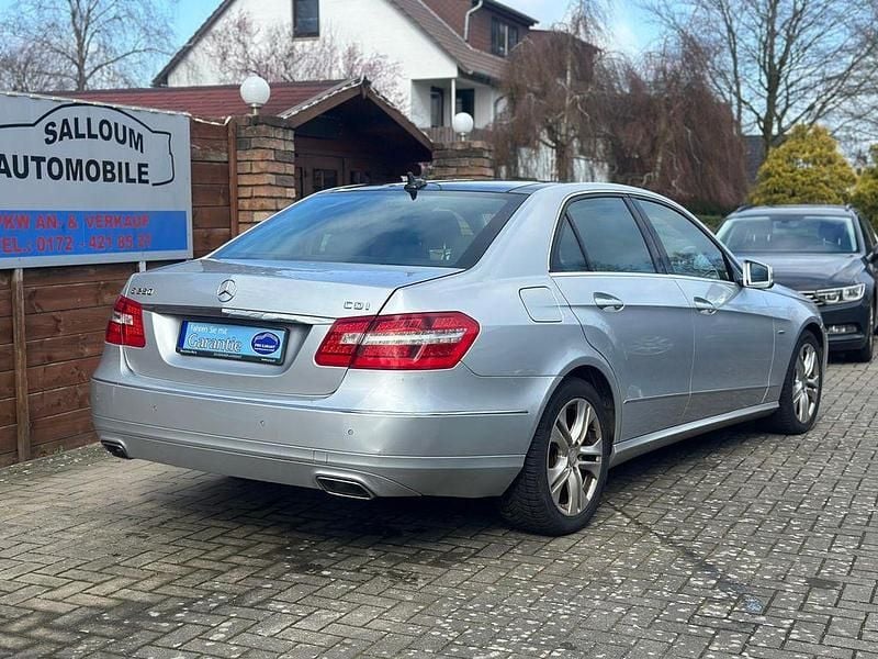 Gebraucht Mercedes E250 204 PS (150 kW) 2011 Silber Limousine
