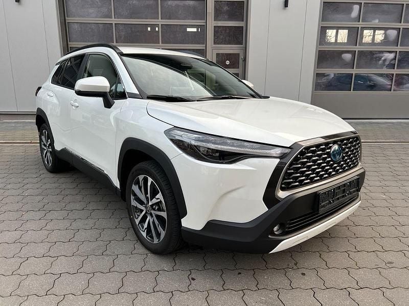 Schneeweiß 040 Gebraucht 2024 Toyota Corolla Cross Comfort SUV | 29.890 € (Guter Preis) - Bild 1/4