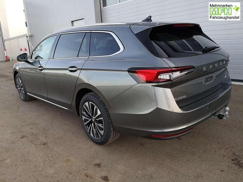 Neu Skoda Superb Selection 193 PS (141 kW) 2025 Graphitgrau metallic Kombi