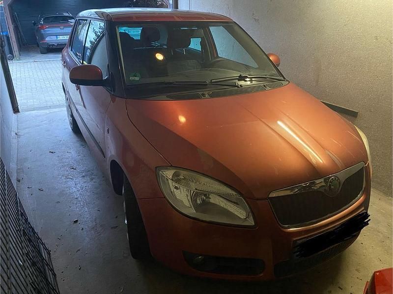 Rot Gebraucht 2010 Skoda Fabia Kleinwagen | 800 € (Superpreis) - Bild 1/4