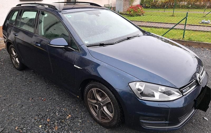 Blau Gebraucht 2025 VW Golf VIII Trendline Kombi | 8.200 € - Bild 1/4