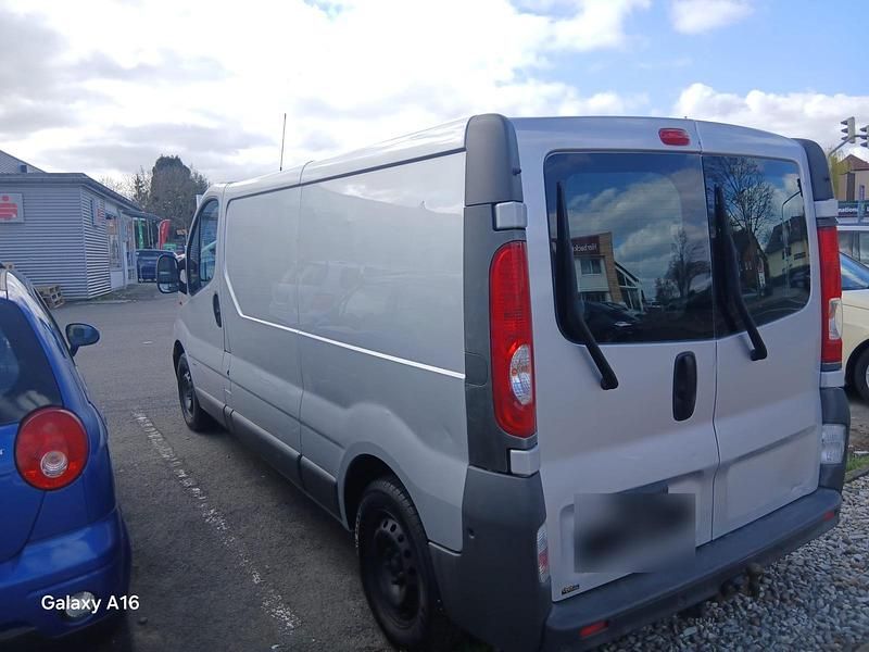 Second-hand Opel Vivaro 2015 Argintiu Monovolum