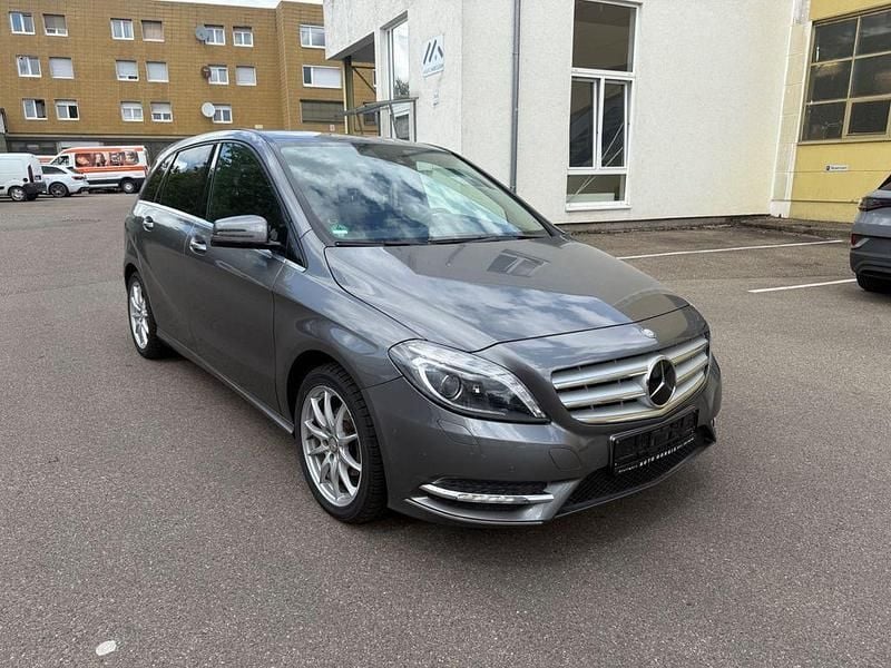 Grau Gebraucht 2013 Mercedes B180 Van / Kleinbus | 11.950 € (Guter Preis) - Bild 1/4