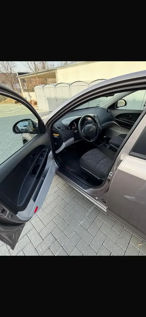 Używany Kia Ceed 109 KM (80 kW) 2009 Beżowy Hatchback