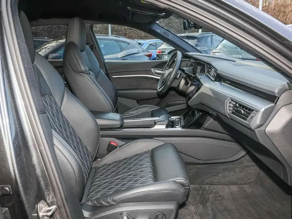 Gebraucht Audi e-tron Sport 369 kW (503 PS) 2022 Grau SUV