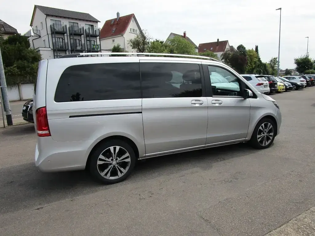 Gebraucht Mercedes V220 163 PS (119 kW) 2017 Silber Van / Kleinbus