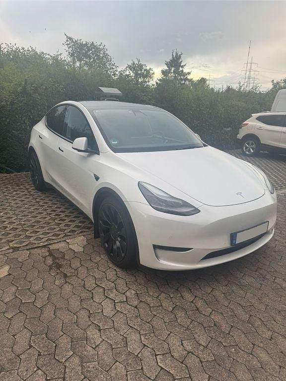Weiß Gebraucht 2022 Tesla Model Y Performance SUV | 41.100 € (Etwas zu teuer) - Bild 1/4