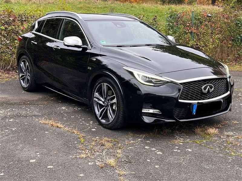 Schwarz Gebraucht 2016 Infiniti Q30 Sport Tech Kleinwagen | 17.500 € (Teuer) - Bild 1/4