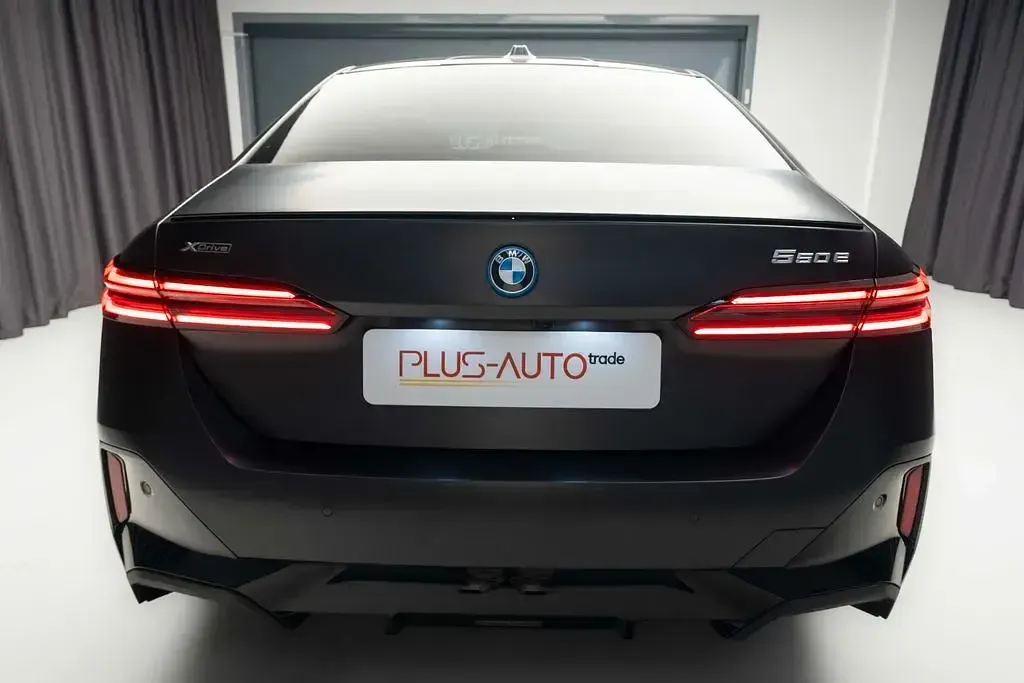 Gebraucht BMW 550e Performance 489 PS (359 kW) 2025 Grau Limousine