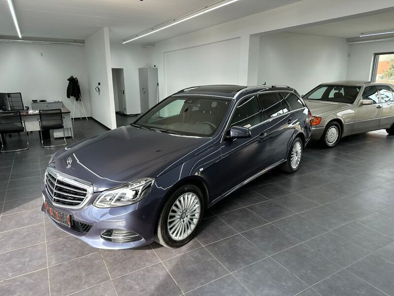Blau Gebraucht 2014 Mercedes E200 Limousine | 15.900 € (Fairer Preis) - Bild 1/4