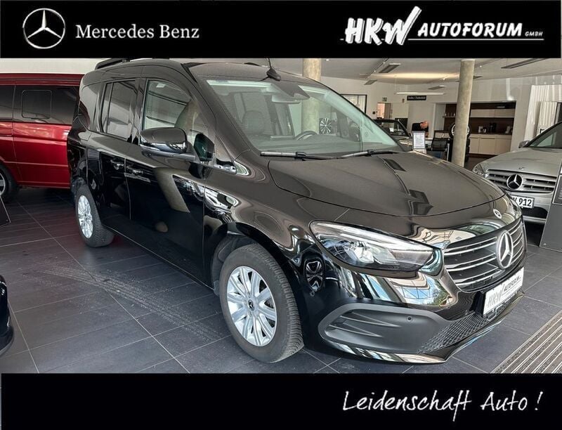 Schwarz Gebraucht 2023 Mercedes T180 Progressive Van / Kleinbus | 24.900 € (Guter Preis) - Bild 1/4