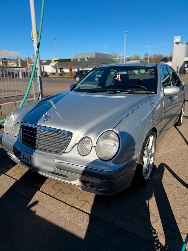 Gebraucht Mercedes E220 143 PS (105 kW) 2001 Andere farben Limousine
