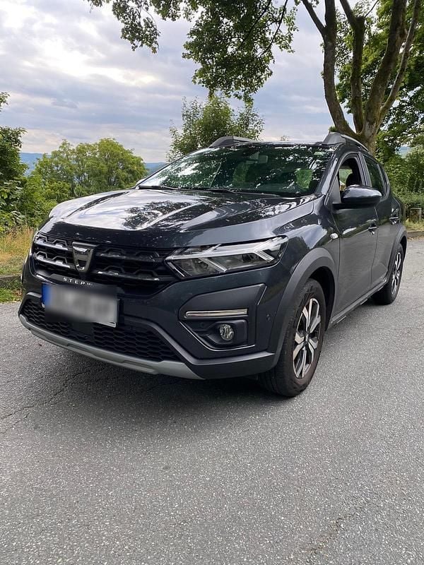 Grau Gebraucht 2022 Dacia Sandero Stepway Kleinwagen | 11.600 € (Guter Preis) - Bild 1/4