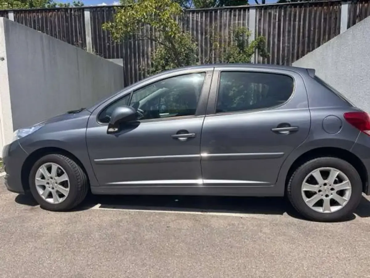 Gebraucht Peugeot 207 Tendance 92 PS (67 kW) 2011 Grau Limousine