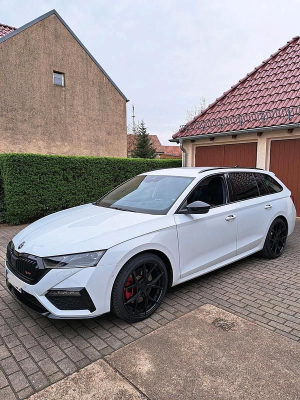 Weiß Gebraucht 2020 Skoda Octavia First Edition Kombi | 30.099 € - Bild 1/4