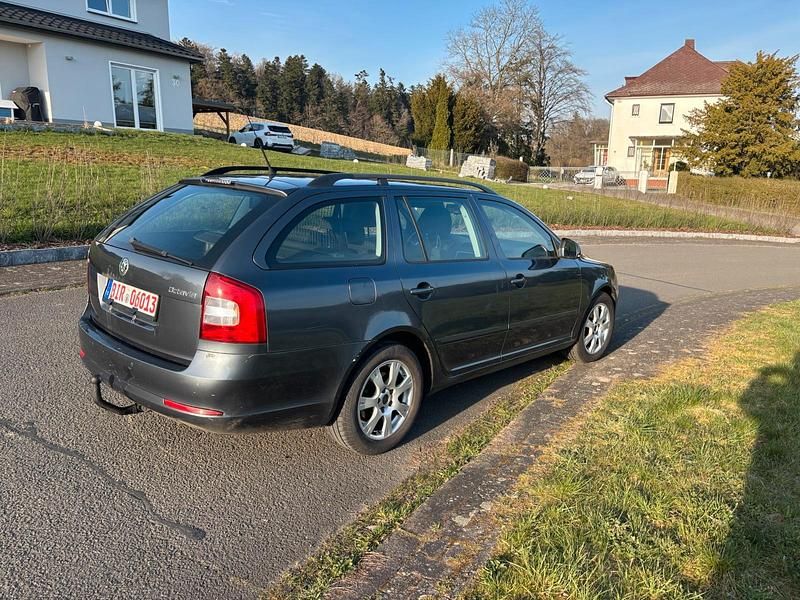 Gebraucht Skoda Octavia 140 PS (102 kW) 2010 Grau Kombi