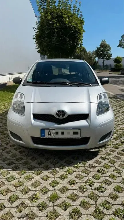 Gebraucht Toyota Yaris 69 PS (50 kW) 2009 Silber Kleinwagen
