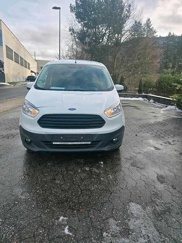 Weiß Gebraucht 2016 Ford Courier Van / Kleinbus | 5.900 € - Bild 1/4