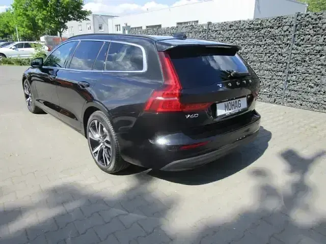 Gebraucht Volvo V60 Core 250 PS (183 kW) 2024 Schwarz Kombi