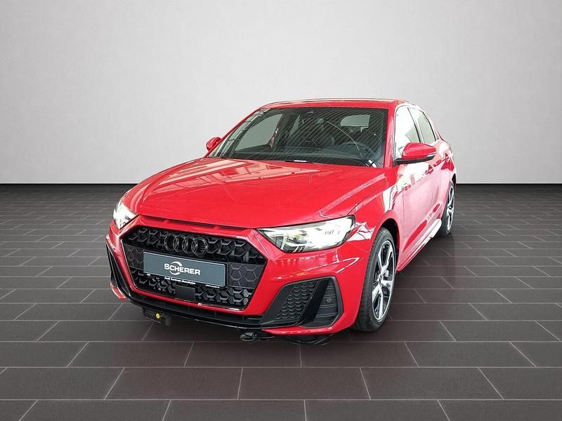 Progressivrot metallic (metallic) Gebraucht 2025 Audi A1 Sportback S-Line Kleinwagen | 28.600 € (Fairer Preis) - Bild 1/4