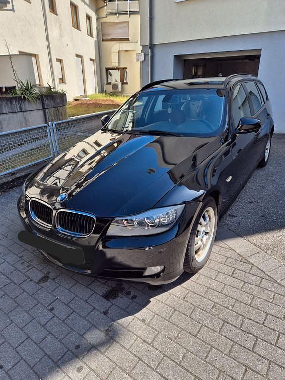 Gebraucht BMW 320 184 PS (135 kW) 2010 Schwarz Kombi