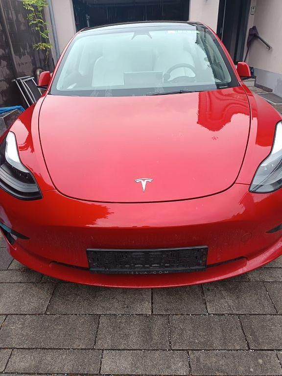 Rot Gebraucht 2021 Tesla Model 3 Standard Range Plus Limousine | 26.900 € (Fairer Preis) - Bild 1/4