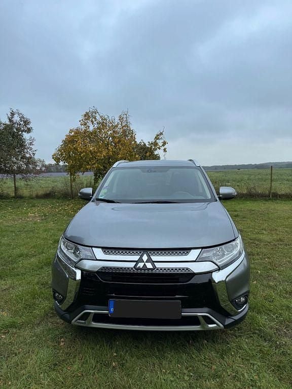 Grau Gebraucht 2019 Mitsubishi Outlander Diamant Edition SUV | 18.250 € (Fairer Preis) - Bild 1/4