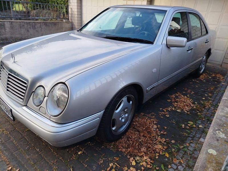 Gebraucht Mercedes E230 Avantgarde 150 PS (110 kW) 1997 Silber Limousine