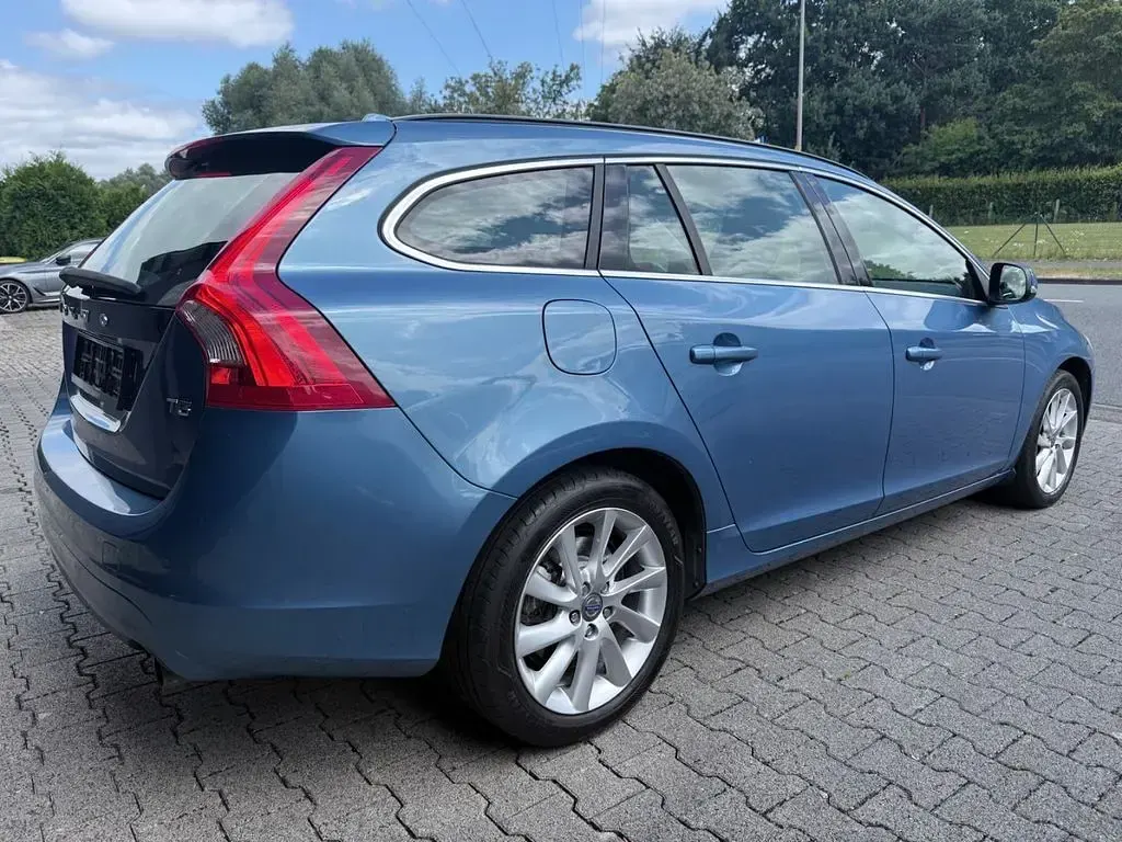 Gebraucht Volvo V60 Momentum 150 PS (110 kW) 2014 Blau Kombi