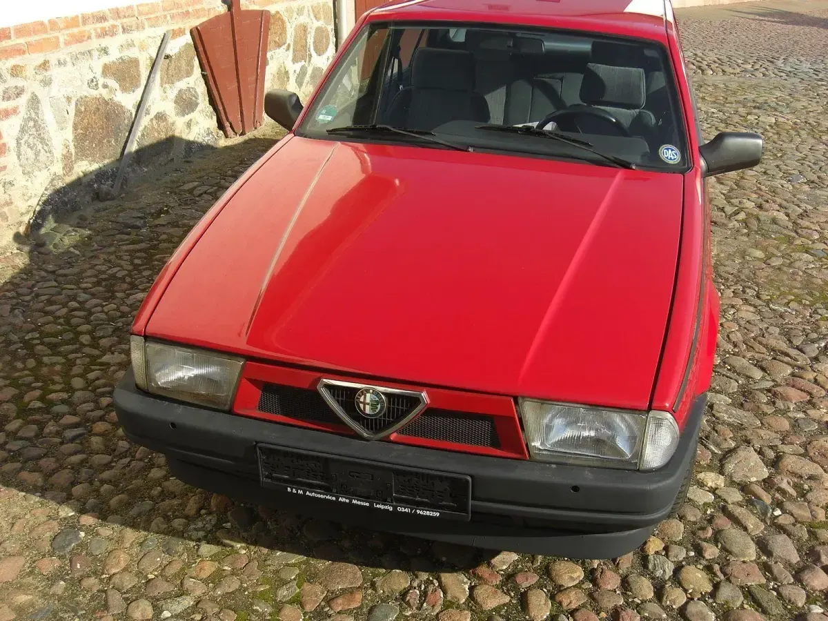 Używany Alfa Romeo 75 120 KM (88 kW) 1990 Czerwony Sedan/Limuzyna