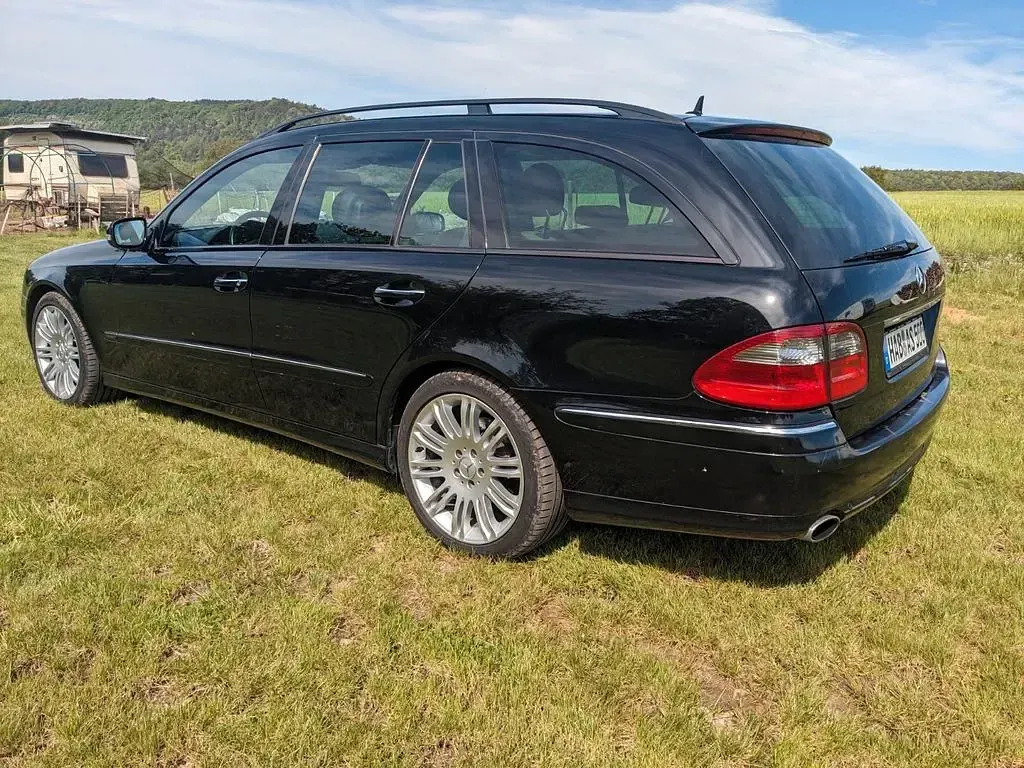 Używany Mercedes E500 Elegance 387 KM (284 kW) 2006 Czarny Sedan/Limuzyna