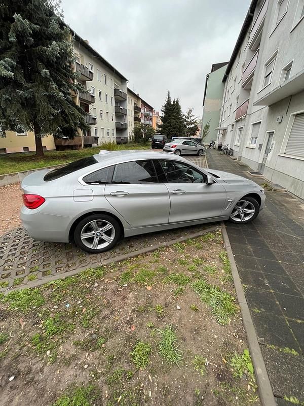 Silber Gebraucht 2018 BMW 418 Coupé | 14.900 € - Bild 1/4