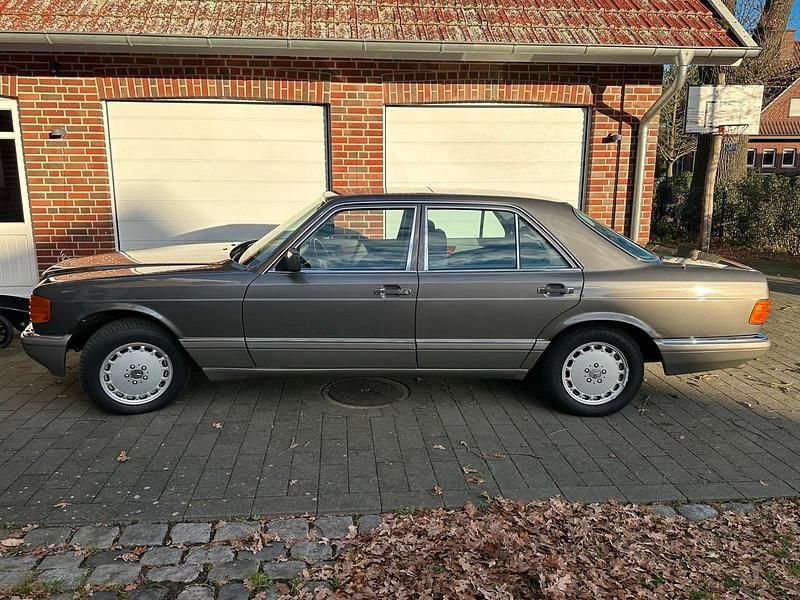 Grau Gebraucht 1988 Mercedes E300 Limousine | 12.500 € - Bild 1/4