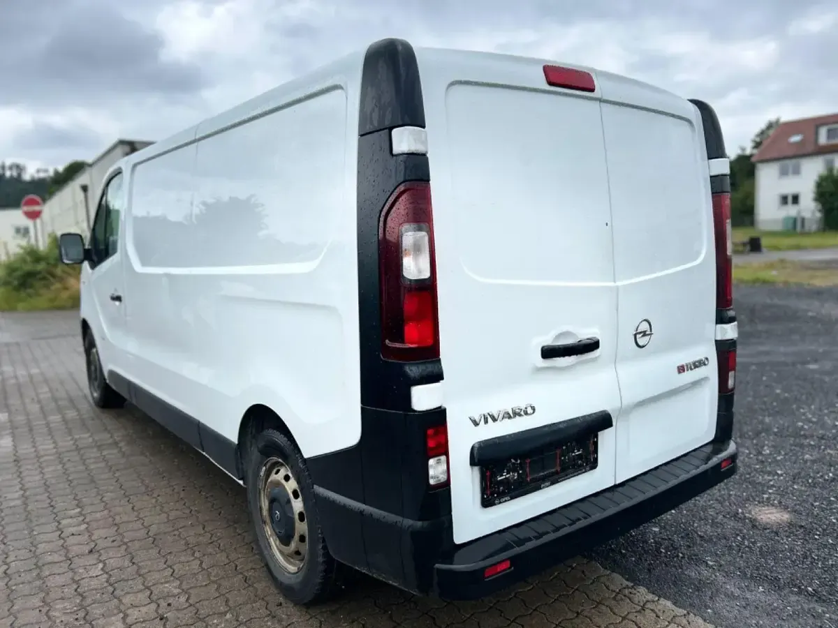 Gebraucht Opel Vivaro 145 PS (106 kW) 2017 Weiß Van / Kleinbus