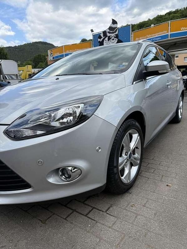 Grau Gebraucht 2012 Ford Focus Champions Edition Limousine | 4.850 € (Fairer Preis) - Bild 1/4