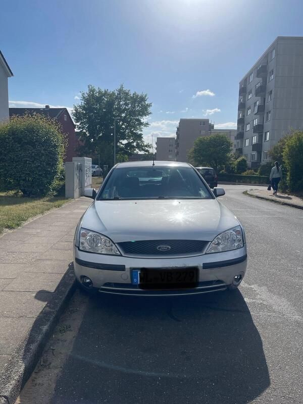 Grau Gebraucht 2001 Ford Mondeo Ghia Limousine | 1.600 € (Fairer Preis) - Bild 1/4