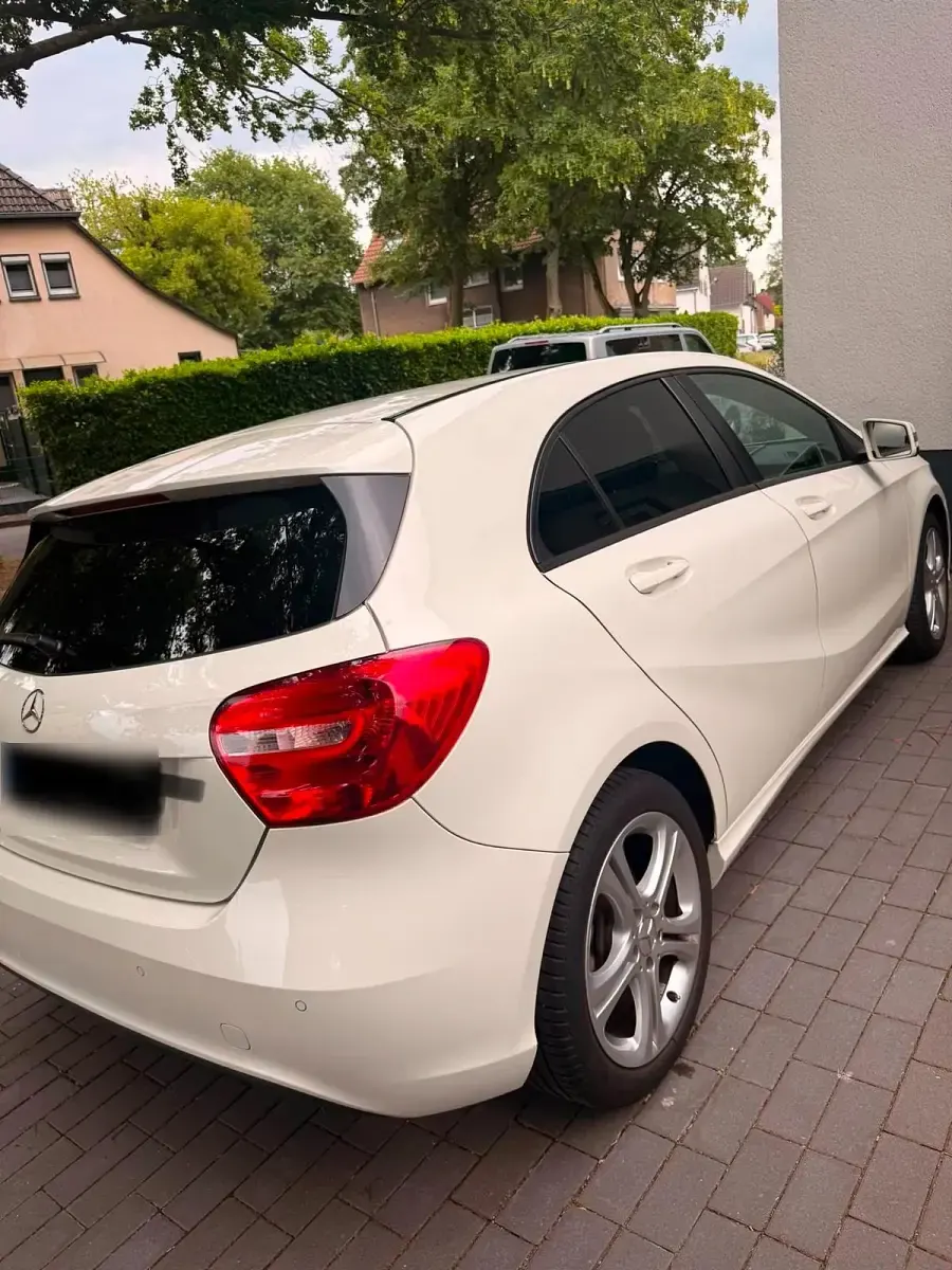 Gebraucht Mercedes A180 122 PS (89 kW) 2013 Weiß Limousine